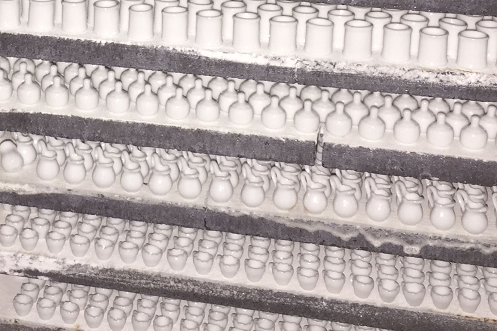 Fertige Porzellanteile nach dem Glattbrand